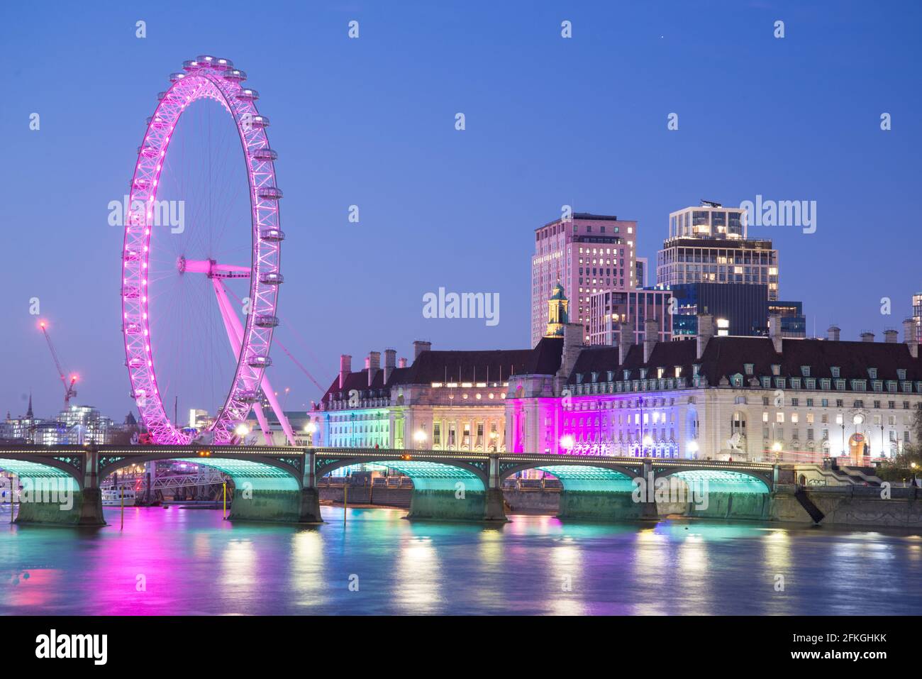 Luci colorate illuminate River County Hall Westminster Bridge by Leo Villareal Foto Stock