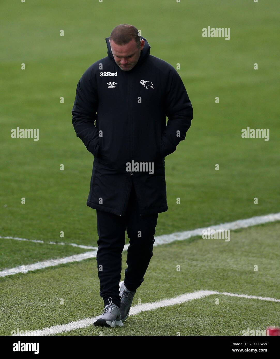 Swansea, Regno Unito. 01 Maggio 2021. Wayne Rooney, il direttore della contea di Derby sembra dedetto. EFL Skybet Championship, Swansea City contro Derby County al Liberty Stadium di Swansea sabato 1 maggio 2021. Questa immagine può essere utilizzata solo per scopi editoriali. Solo per uso editoriale, è richiesta una licenza per uso commerciale. Nessun utilizzo nelle scommesse, nei giochi o nelle pubblicazioni di un singolo club/campionato/giocatore. pic di Andrew Orchard/Andrew Orchard sports photography/Alamy Live news Credit: Andrew Orchard sports photography/Alamy Live News Foto Stock