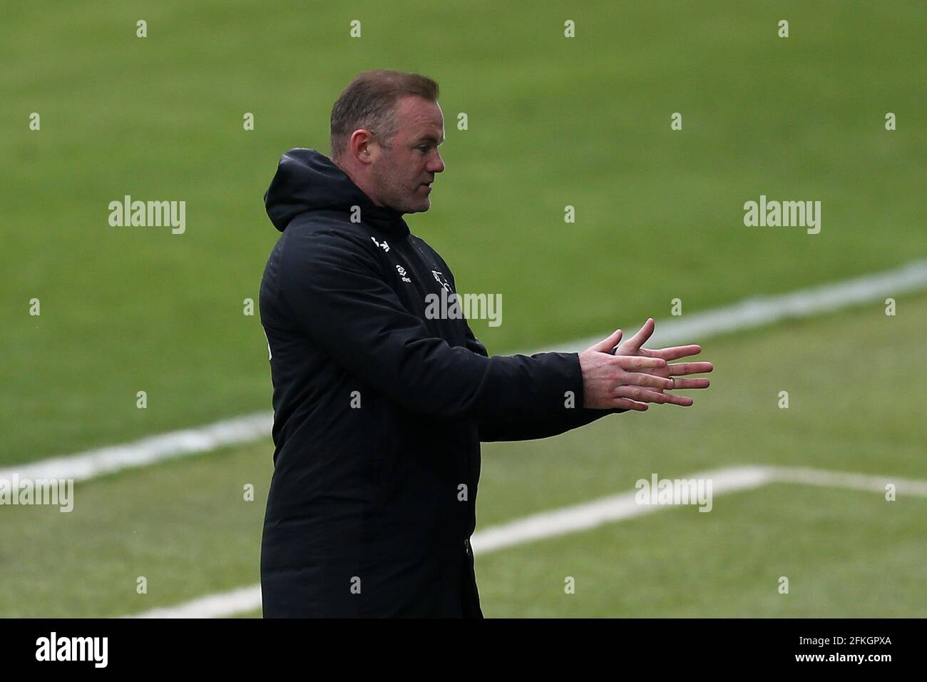 Swansea, Regno Unito. 01 Maggio 2021. Wayne Rooney, il responsabile della contea di Derby guarda sopra. EFL Skybet Championship, Swansea City contro Derby County al Liberty Stadium di Swansea sabato 1 maggio 2021. Questa immagine può essere utilizzata solo per scopi editoriali. Solo per uso editoriale, è richiesta una licenza per uso commerciale. Nessun utilizzo nelle scommesse, nei giochi o nelle pubblicazioni di un singolo club/campionato/giocatore. pic di Andrew Orchard/Andrew Orchard sports photography/Alamy Live news Credit: Andrew Orchard sports photography/Alamy Live News Foto Stock