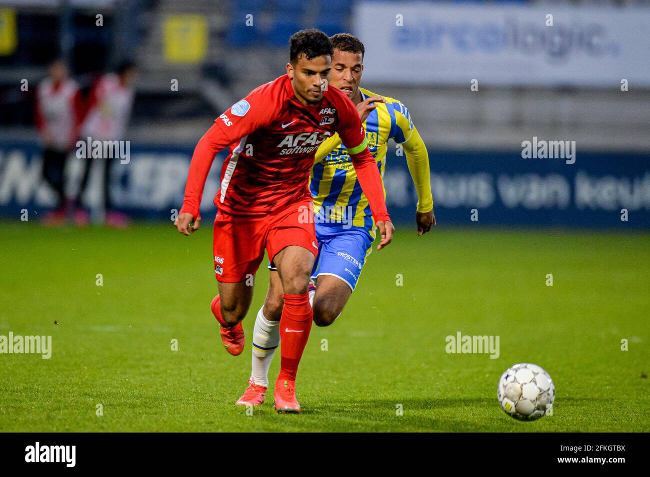 WAALWIJK, PAESI BASSI - 1 MAGGIO: Owen Wijndal di AZ, Cyril Ngonge di RKC Waalwijk durante la partita di Eredivisie tra RKC Waalwijk e AZ al Mandemakers Stadion il 1 maggio 2021 a Waalwijk, Paesi Bassi (Foto di Joris Verwijst/Orange Pictures) Foto Stock