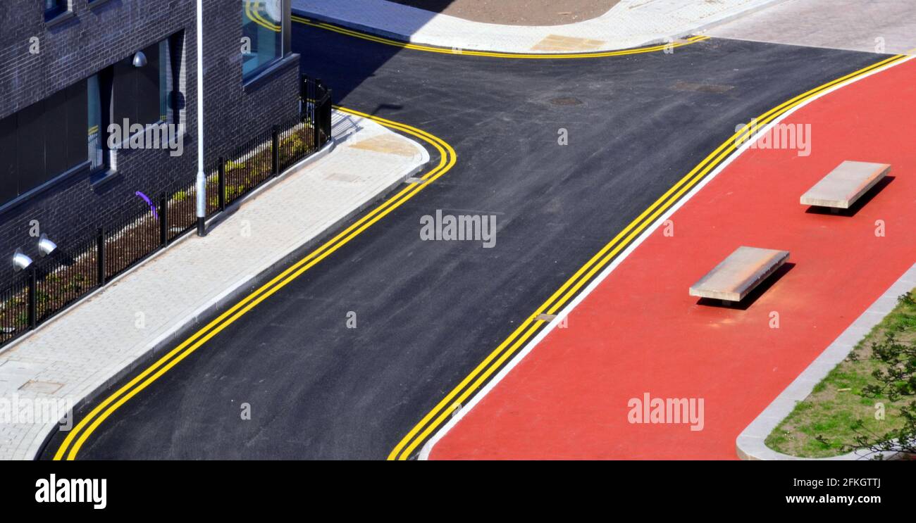 Vista dall'alto di doppie linee gialle 'senza parcheggio' su una nuova strada nell'area di Brunswick di Ardwick, Manchester, Inghilterra, Regno Unito. Foto Stock