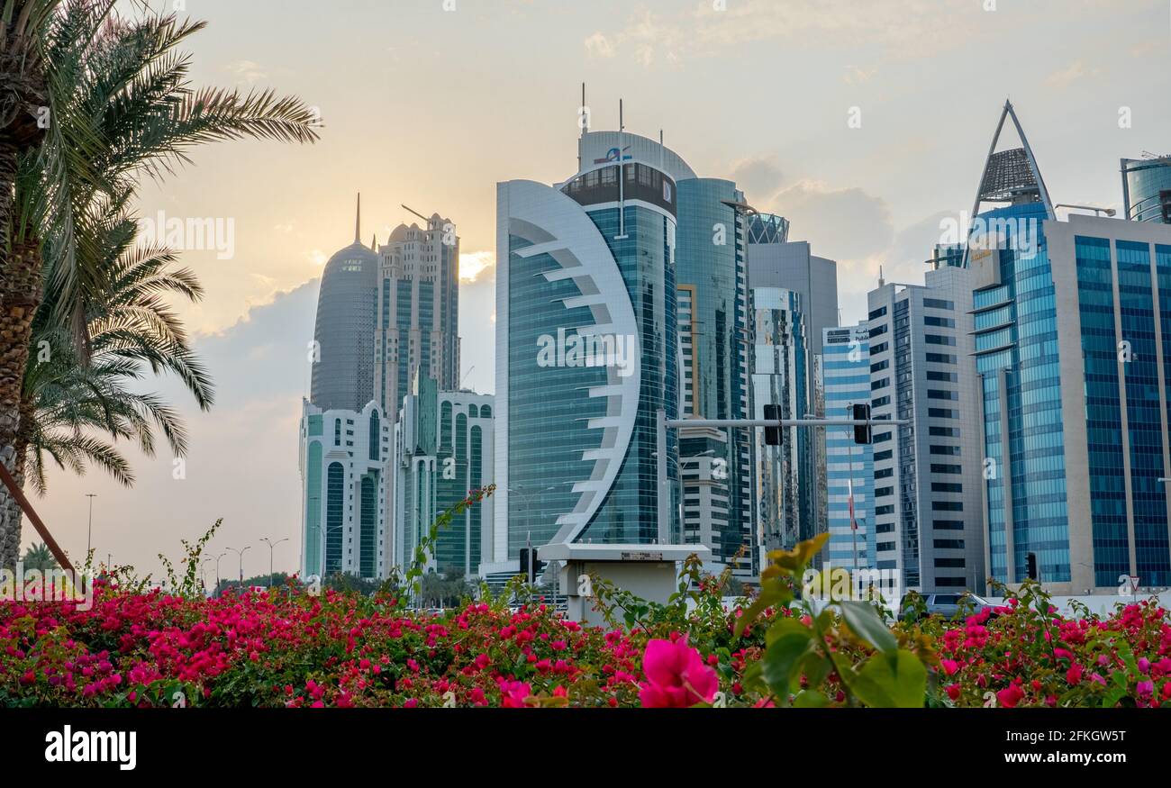 Lo skyline di Doha, capitale del Qatar, con alti edifici. Foto Stock