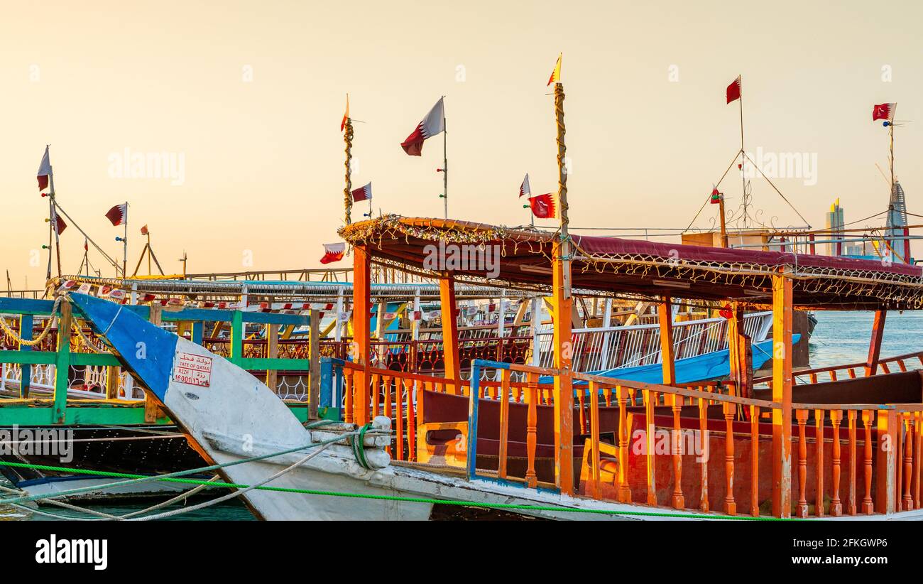 I dhows tradizionali si sono parcheggiati insieme nella Corniche di Doha. Fuoco selettivo Foto Stock