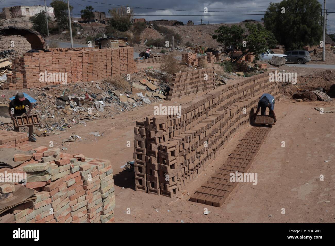 Juarez, Messico. 30 Apr 2021. Jose Luis Ramirez ha 71 anni e ha lavorato a fare mattoni a Ciudad Juárez Chihuahua da quando aveva 14 anni. Inizia la sua giornata alle 7 del mattino e termina quando è riuscito a fare una media di 400 mattoni per i quali guadagna circa 300 pesos al giorno, durante la pandemia non ha potuto lavorare per paura di catturare covid19, ma ora che è già vaccinato ha deciso di tornare al lavoro per continuare a sentirsi utile. (Foto di David Peinado/Pacific Press/Sipa USA) Credit: Sipa USA/Alamy Live News Foto Stock