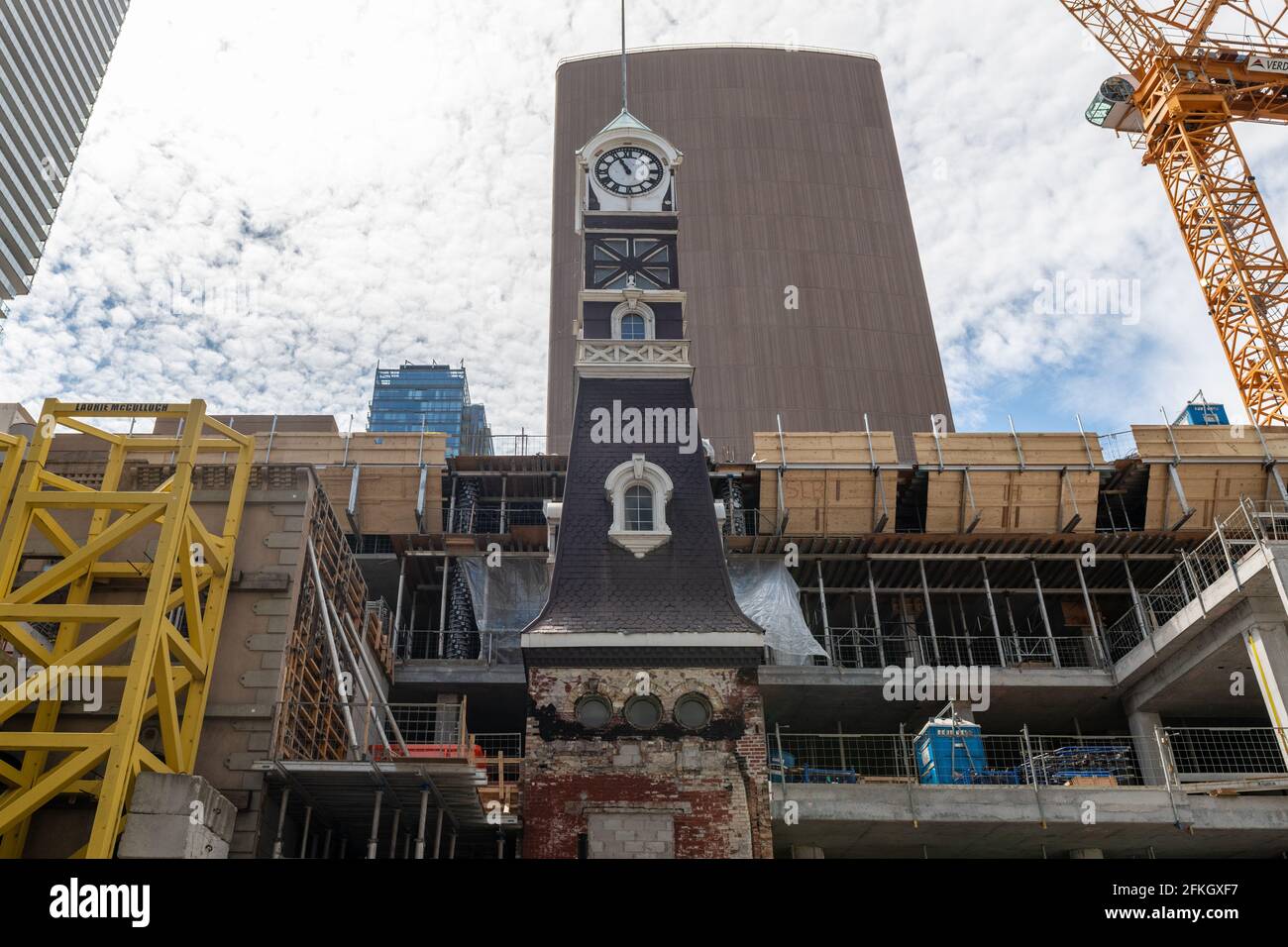 Progetto di architettura mista a Yonge Street, Toronto, Canada. Una storica torre di tubo-casa è protetto e incluso nella costruzione del ne Foto Stock