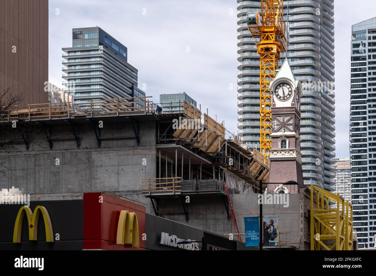 Progetto di architettura mista a Yonge Street, Toronto, Canada. Una storica torre di tubo-casa è protetto e incluso nella costruzione del ne Foto Stock
