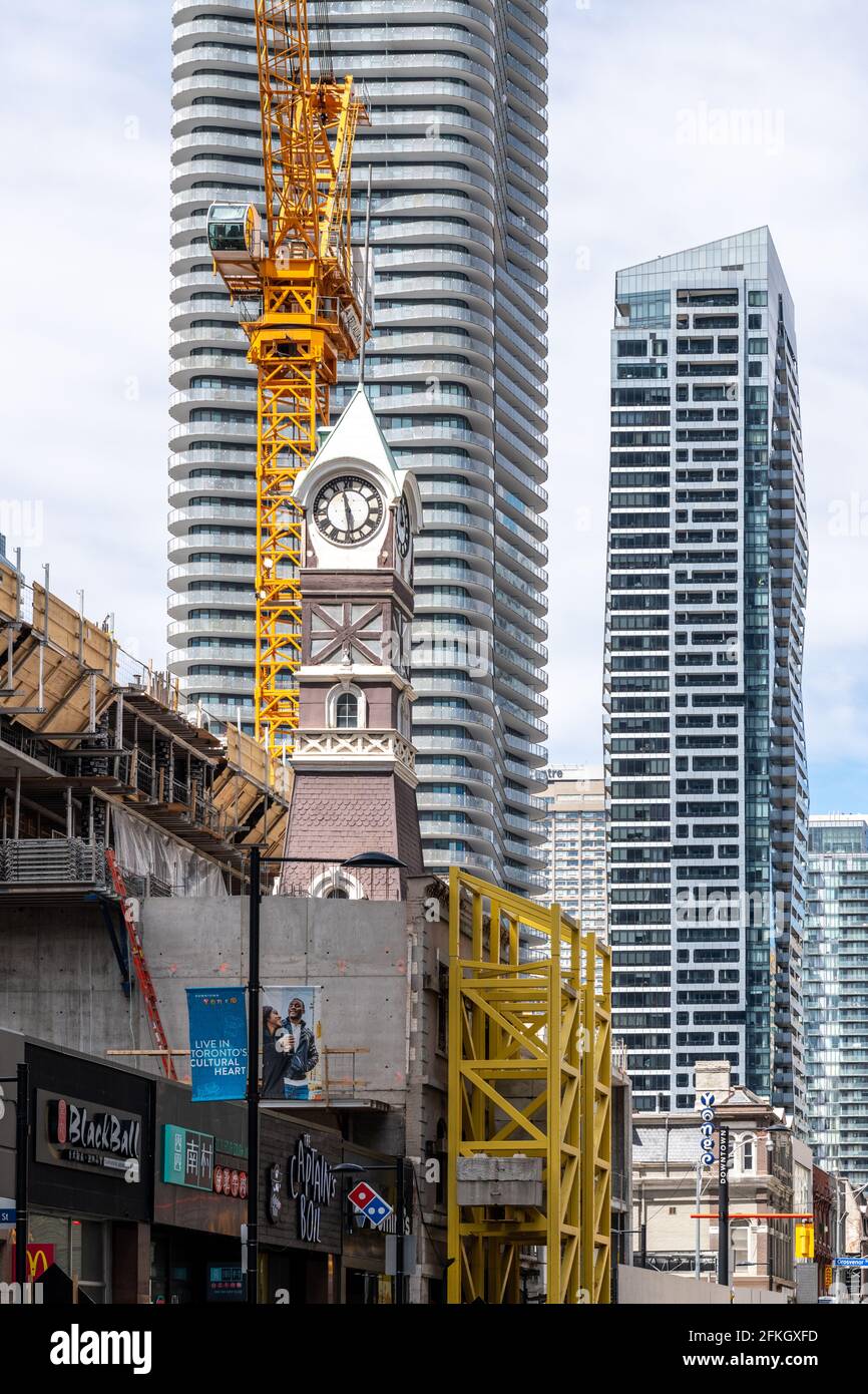 Progetto di architettura mista a Yonge Street, Toronto, Canada. Una storica torre di tubo-casa è protetto e incluso nella costruzione del ne Foto Stock