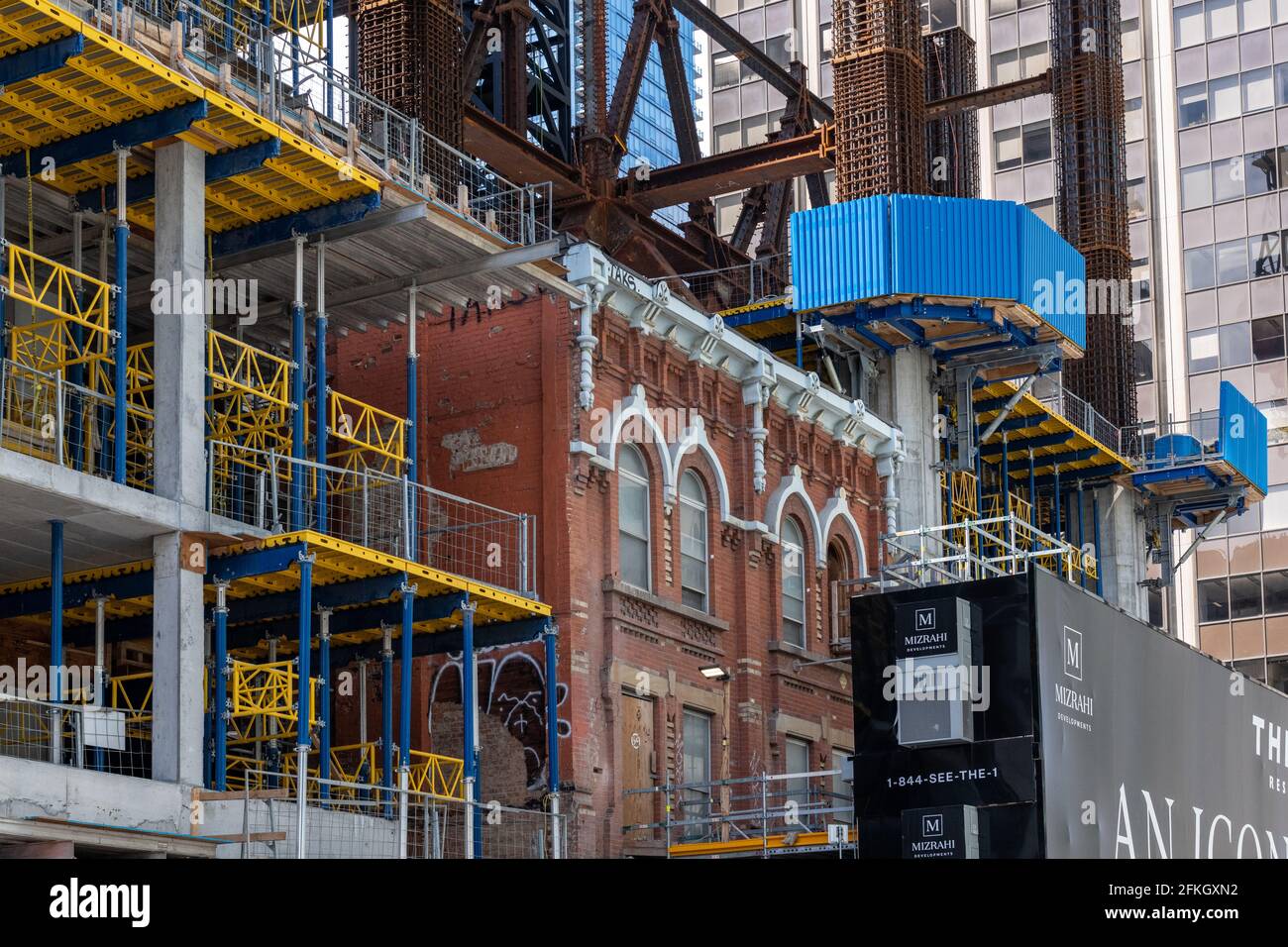 Architettura mista in Yonge Street nel centro di Toronto, Canada. Una parte di un edificio storico è stata lasciata e inclusa nel design dell' One Foto Stock