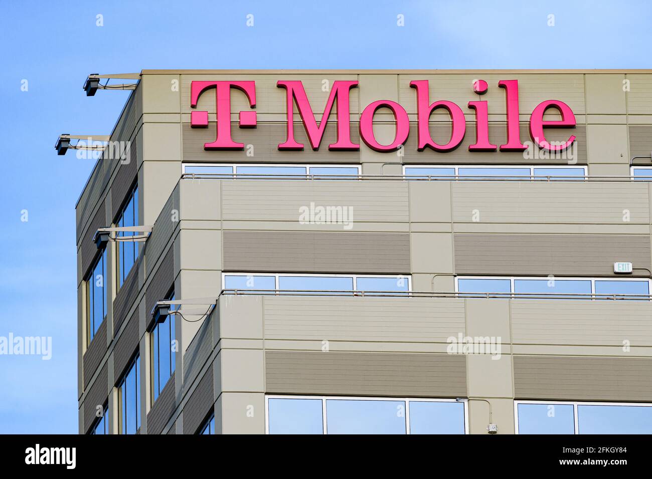 Bellevue, WA, USA - 29 aprile 2021; il logo rosa T Mobile sulla loro sede centrale nel quartiere Factoria di Bellevue, vicino Seattle Foto Stock