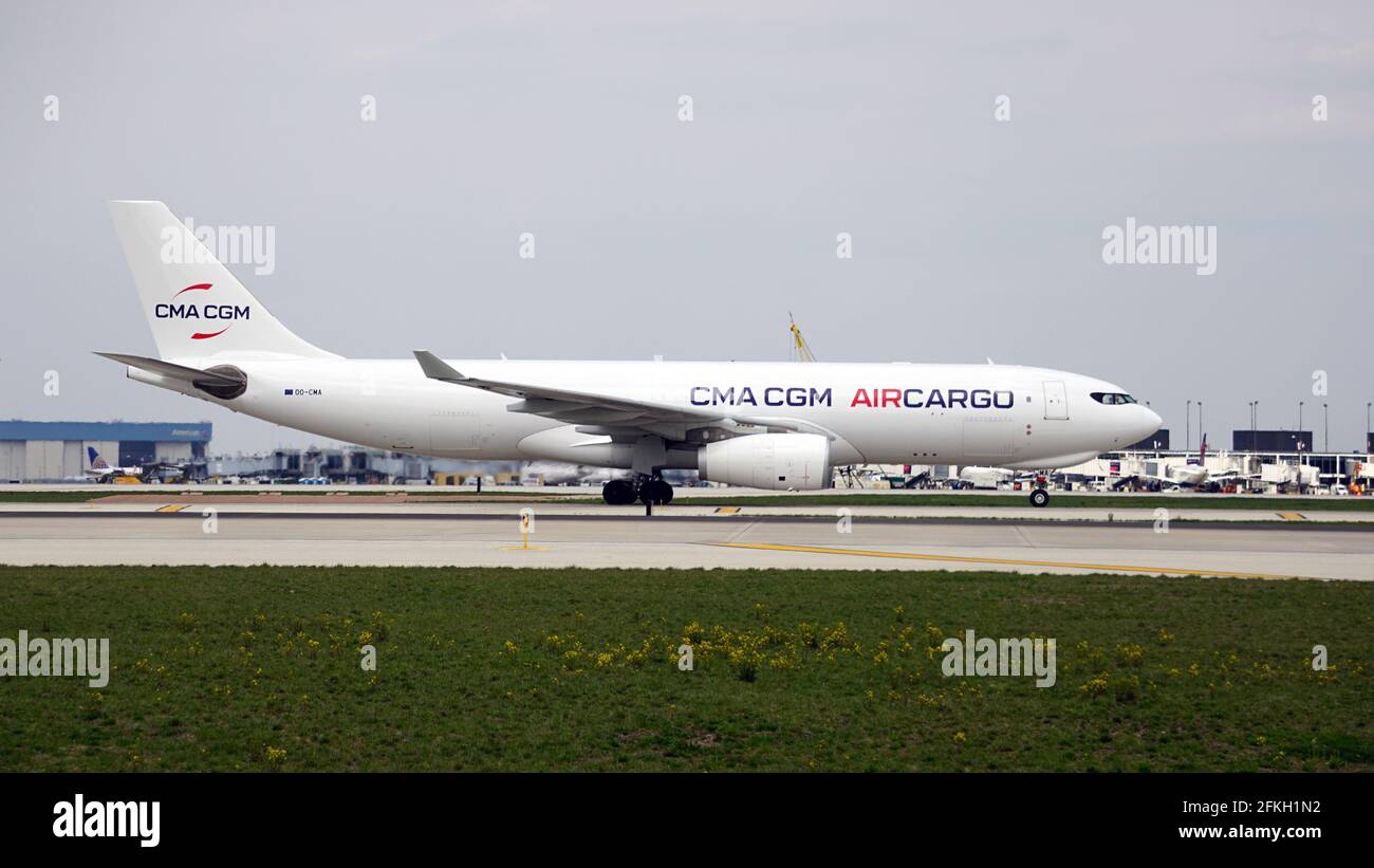 CMA CGM Air Cargo Airbus A330-200F tassano sulla pista dopo l'atterraggio all'aeroporto internazionale o'Hare di Chicago. La registrazione dell'aereo è 00-CMA. Foto Stock