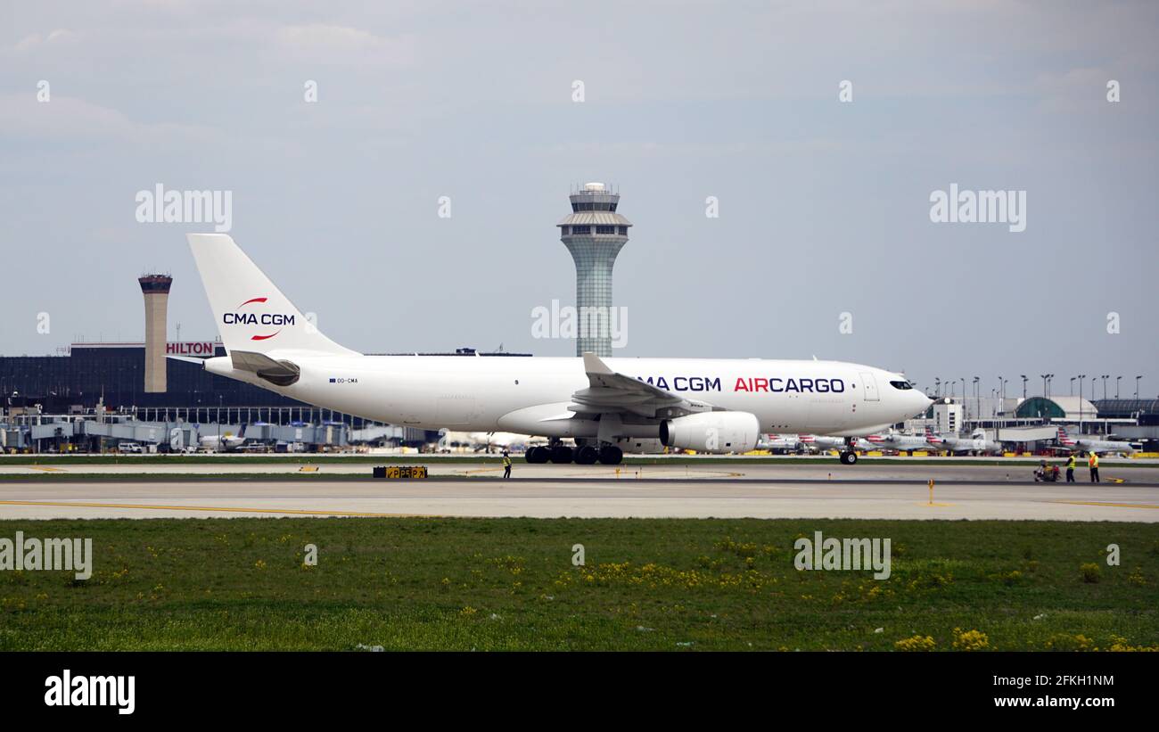 CMA CGM Air Cargo Airbus A330-200F tassano sulla pista dopo l'atterraggio all'aeroporto internazionale o'Hare di Chicago. La registrazione dell'aereo è 00-CMA. Foto Stock
