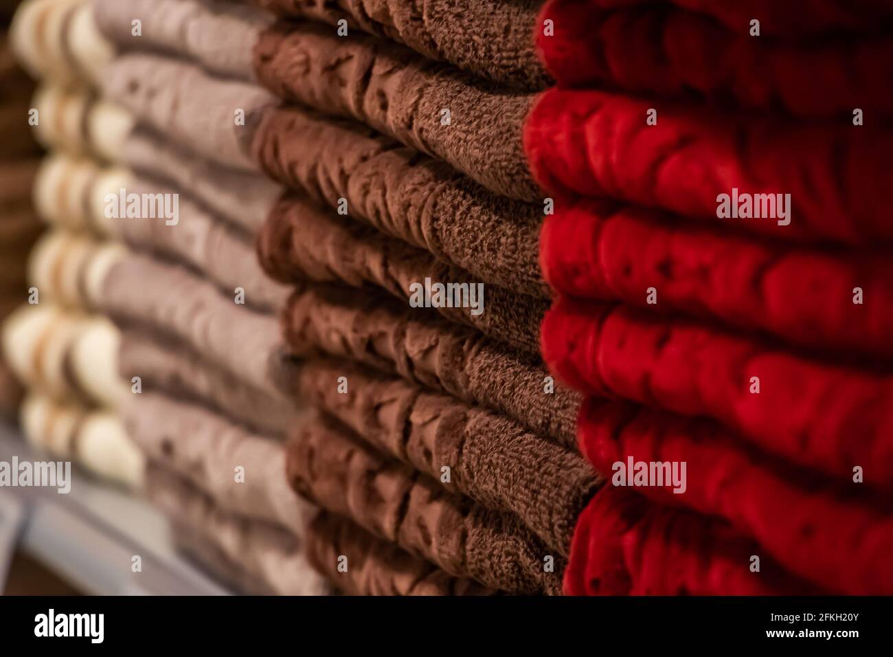 Una pila di asciugamani multicolore da vicino. Accessori per cure mediche. Foto Stock