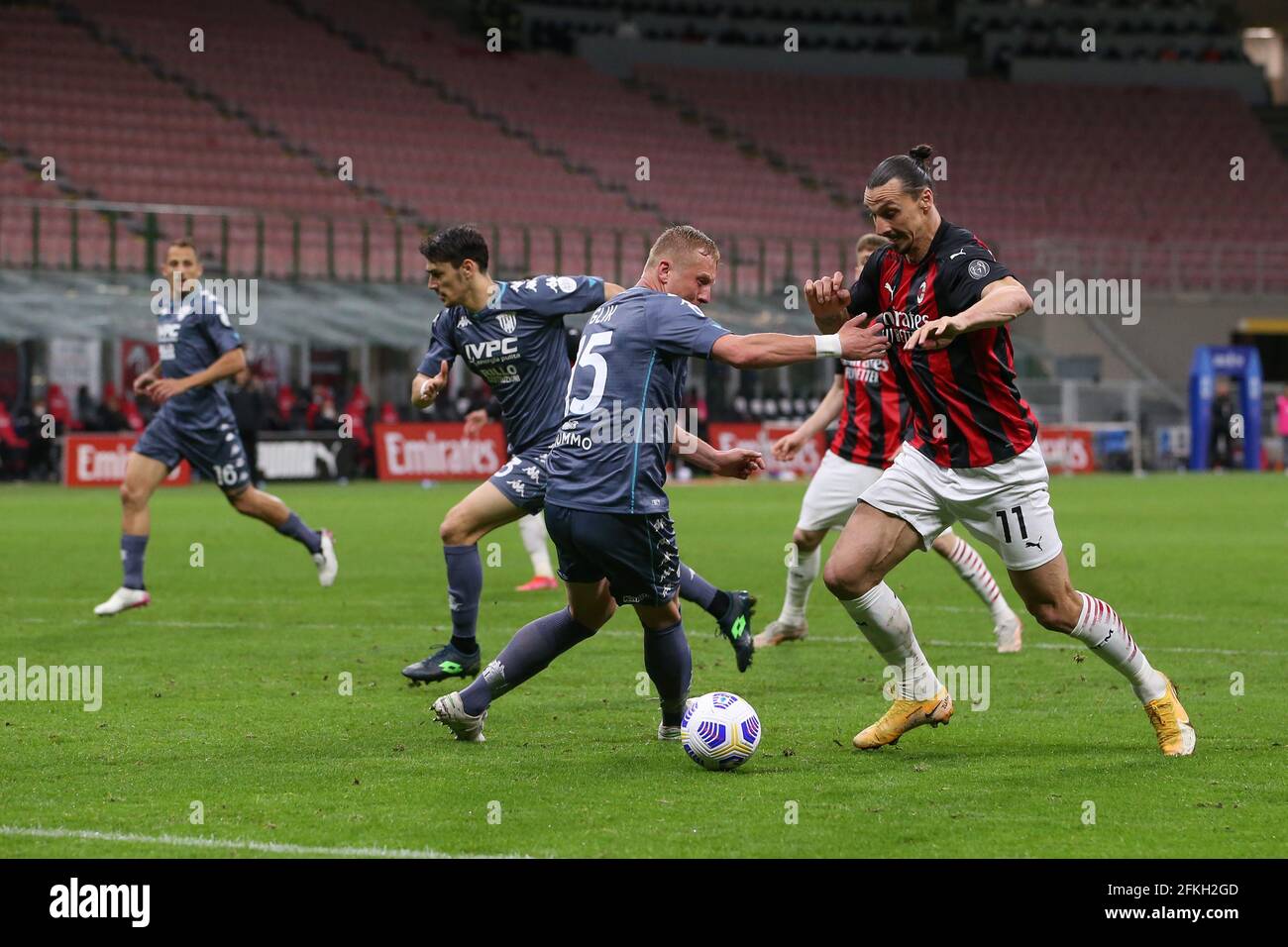 Milano, Italia, 1 maggio 2021. Zlatan Ibrahimovic di AC Milan affronta Kamil Glik di Benevento Calcio durante la serie A di Giuseppe Meazza, Milano. Il credito immagine dovrebbe essere: Jonathan Moscrop / Sportimage Credit: Sportimage/Alamy Live News Foto Stock