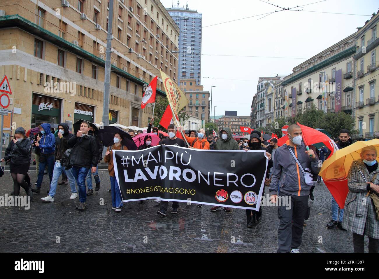 Centinaia di persone, membri di vari collettivi, comitati di lotta, movimenti disoccupati e molti altri acronimi, hanno partecipato a una lunga marcia per le strade del centro di Napoli. Partendo da Piazza del Gesù a Piazza del Plebiscito di fronte alla Prefettura, i partecipanti hanno dato voce a coloro che ogni giorno, sul posto di lavoro e nei territori sono colpiti da disoccupazione, sfruttamento e devastazione ambientale, O vede la sua terra ridotta alla base dei piani di guerra dell'imperialismo, come nel caso del MUOS di Niscemi. Il loro grido comune era: 'Davanti ai padroni noi opp Foto Stock