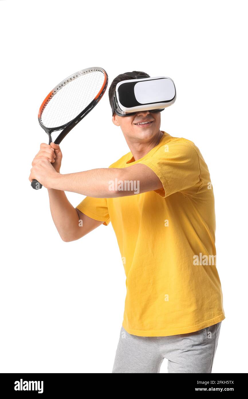 Giovane uomo sportivo con occhiali di realtà virtuale su cui giocare a  tennis sfondo bianco Foto stock - Alamy