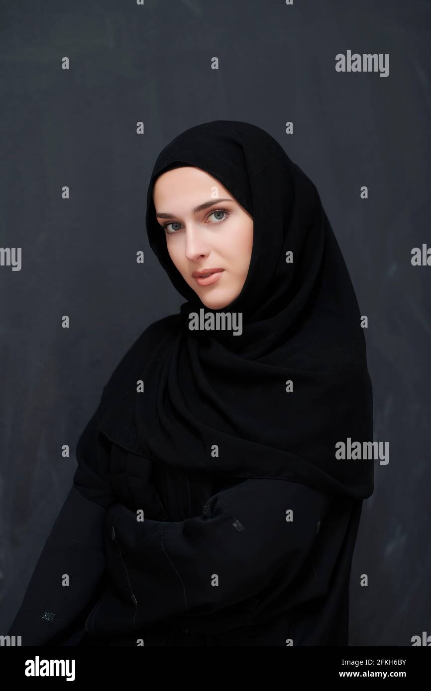 Giovane donna musulmana moderna in abaya nera Foto Stock