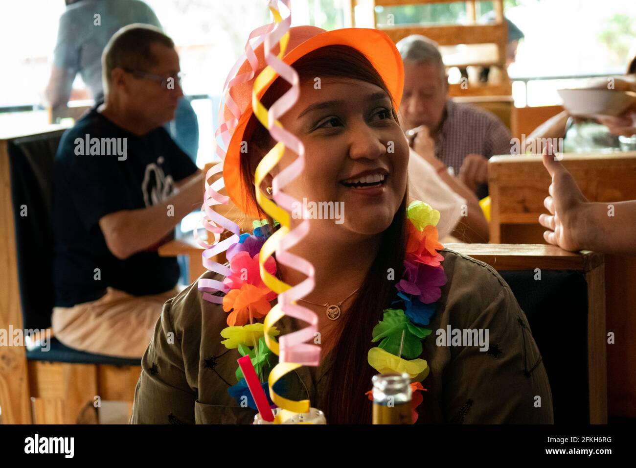 Medellin, Colombia - Marzo 28 2021: Donna Latina adulta Fat che celebra il suo compleanno in un ristorante Foto Stock