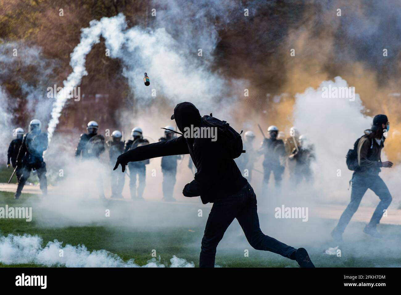 Bruxelles, Belgio. 1 maggio 2021. Protesta contro le misure sanitarie e le parti selvagge per il primo di maggio chiamato ''la Boum 2'' un mese dopo ''la Boum 1''' a Bruxelles, la distanza sociale è stata raramente rispettata e l'uso di maschere anche, un sacco di tensione e violenza tra polizia e dimostranti. (Immagine di credito: © Arnaud Brian via cavo) Foto Stock