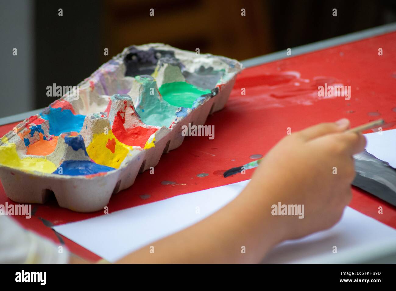 Giovani bambini pittura, arte istruzione e occupazione, creatività e relax hobby. Rilassante terapia per i bambini a casa. Foto Stock