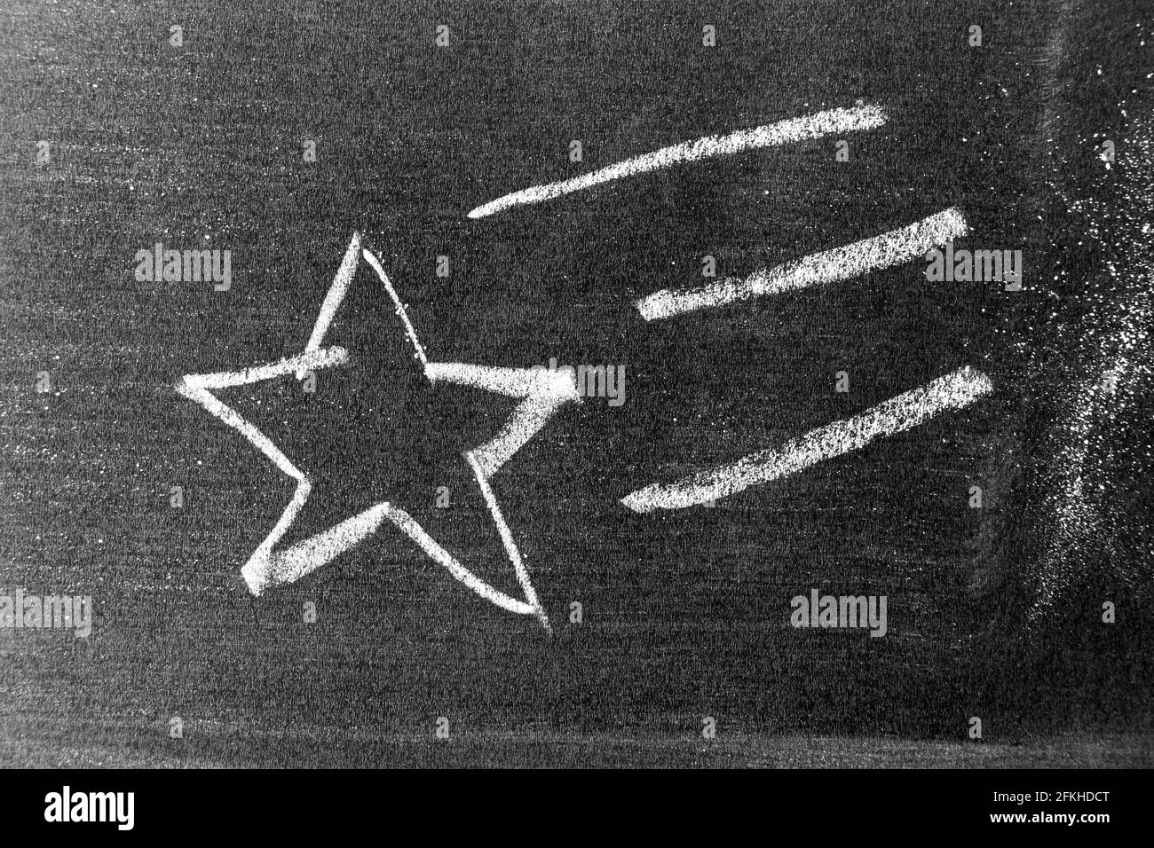 Disegno a mano in gesso di colore bianco come forma a stella sulla lavagna o sfondo lavagna Foto Stock