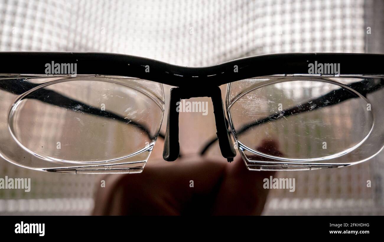 Lenti graffiate sugli occhiali Foto stock - Alamy