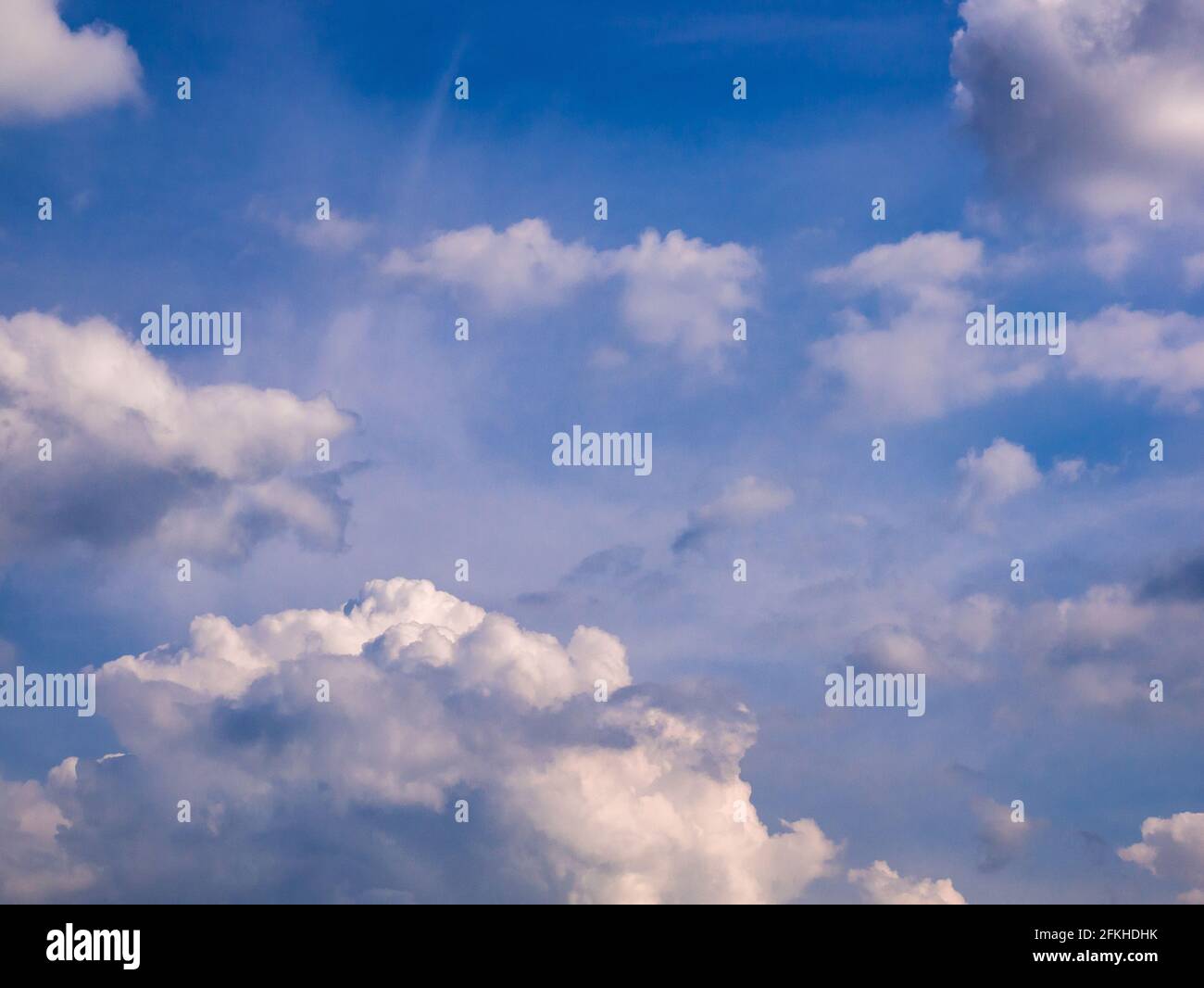 Crescita lenta delle nuvole spesse nel cielo blu Foto Stock