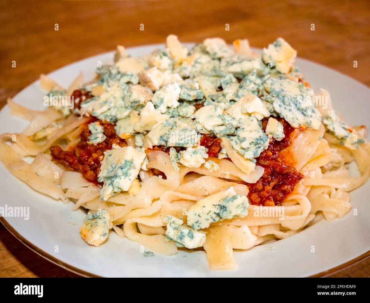 Pasta fatta in casa con carne tritata e muffa blu schiacciata formaggio Foto Stock