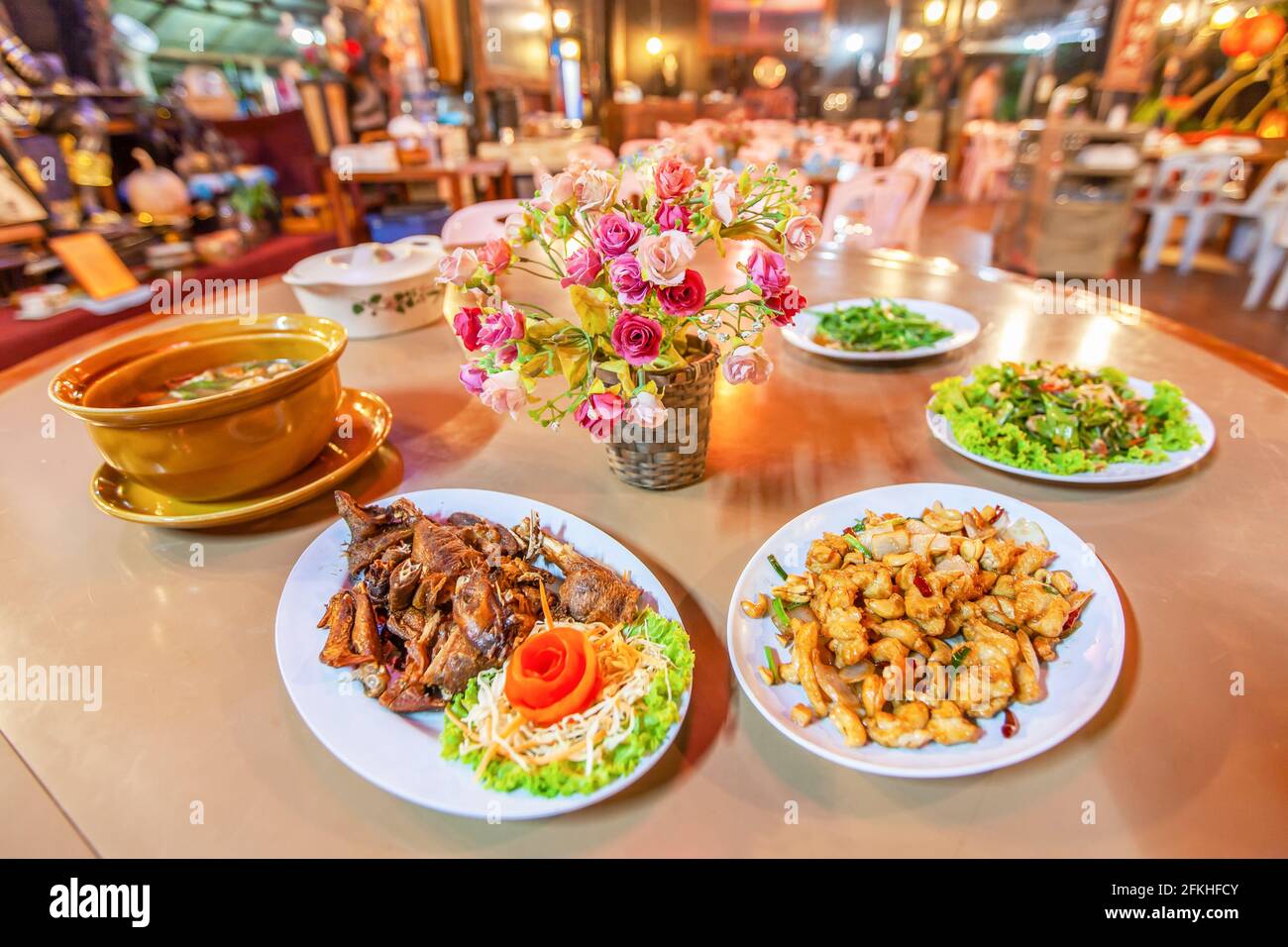 Cucina Yunnanese o cinese sul tavolo, pollo alla griglia, maiale fritto, zuppa e insalata di foglie di tè piccante. Doi Mae Salong, Thailandia. Foto Stock