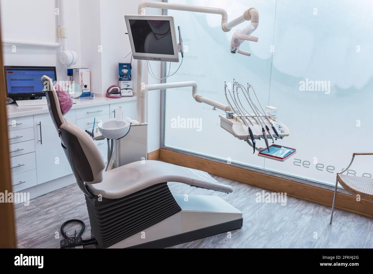 Tavolo da lavoro con attrezzi dentali in un concetto Office.Health e benessere del dentista. Foto Stock