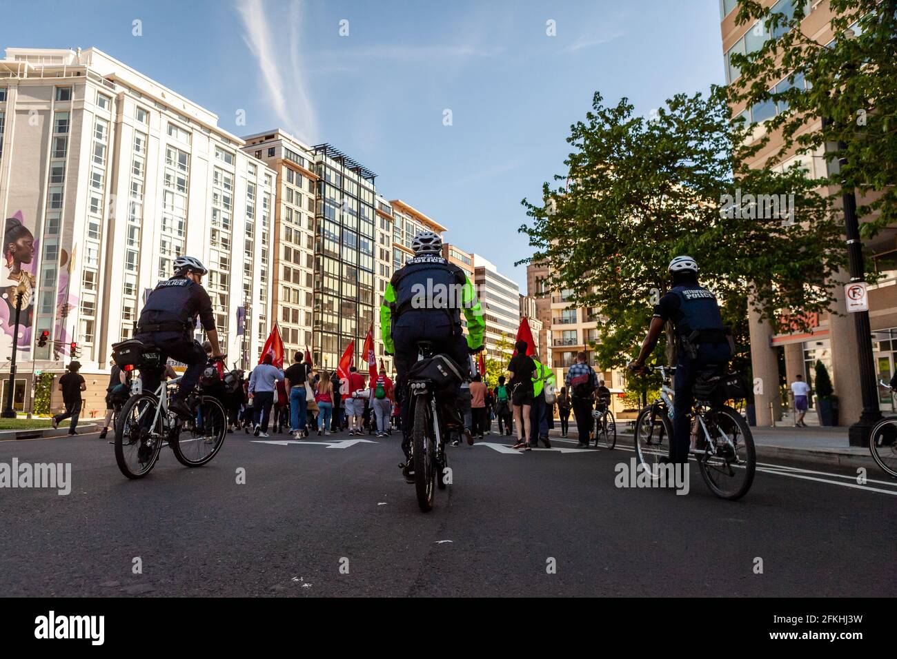 Washington, DC, USA, 1 maggio 2021. Nella foto: il Partito laburista progressista e altri a favore del comunismo marcia per i diritti dei lavoratori e i sindacati nella Giornata internazionale dei lavoratori, 1 maggio. Credit: Alison C Bailey / Alamy Live News Foto Stock