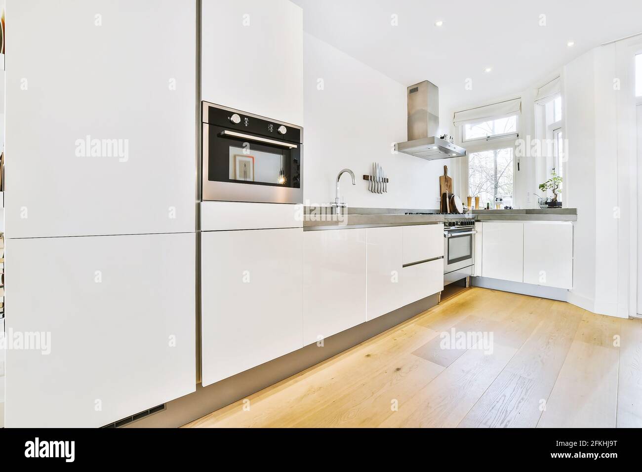 Cucina moderna bianca con elettrodomestici cromati Foto Stock