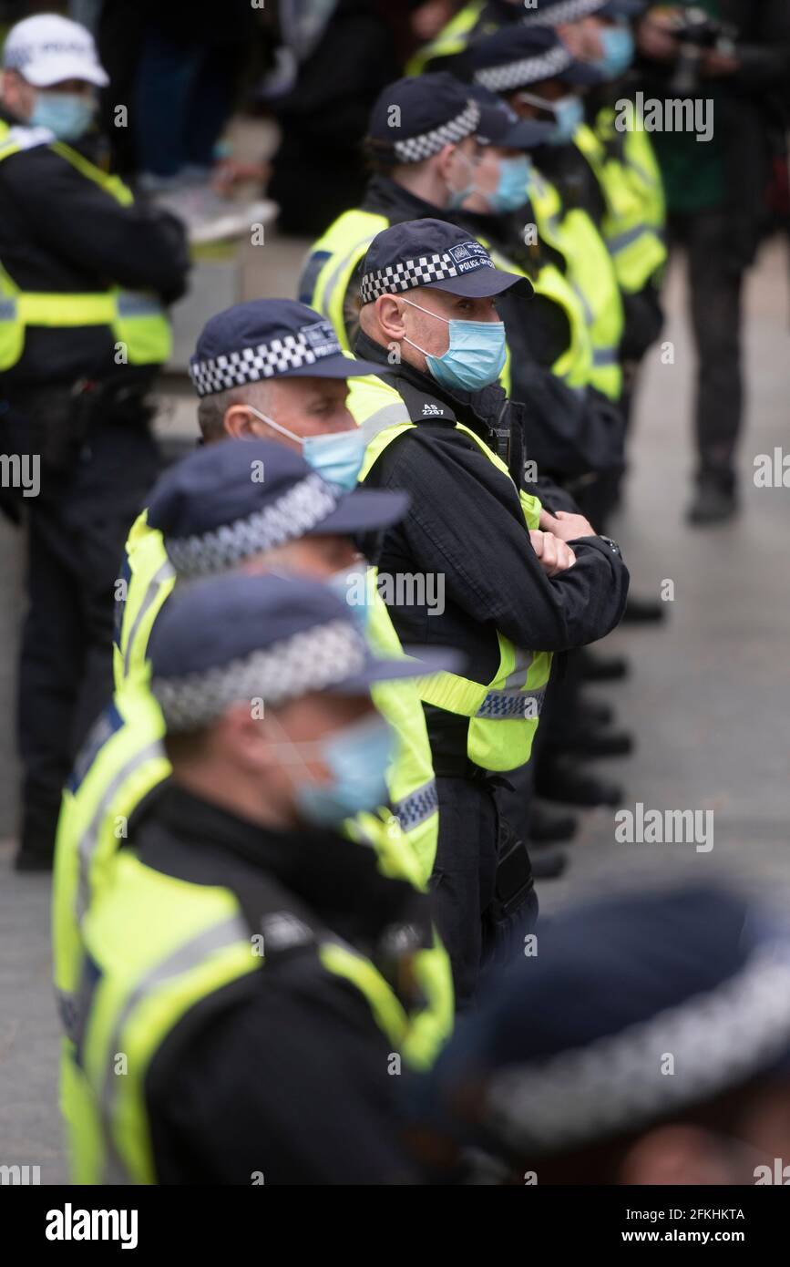 01 maggio 2021. Londra, Regno Unito. Foto di Ray Tang. Il TSG (Territorial Support Group) protegge l'ufficio domestico mentre i manifestanti passano davanti all'ufficio domestico durante la protesta di Kill the Bill May Day. Foto Stock