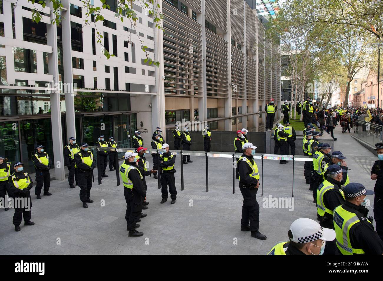 01 maggio 2021. Londra, Regno Unito. Foto di Ray Tang. Il TSG (Territorial Support Group) protegge l'ufficio domestico mentre i manifestanti passano davanti all'ufficio domestico durante la protesta di Kill the Bill May Day. Foto Stock