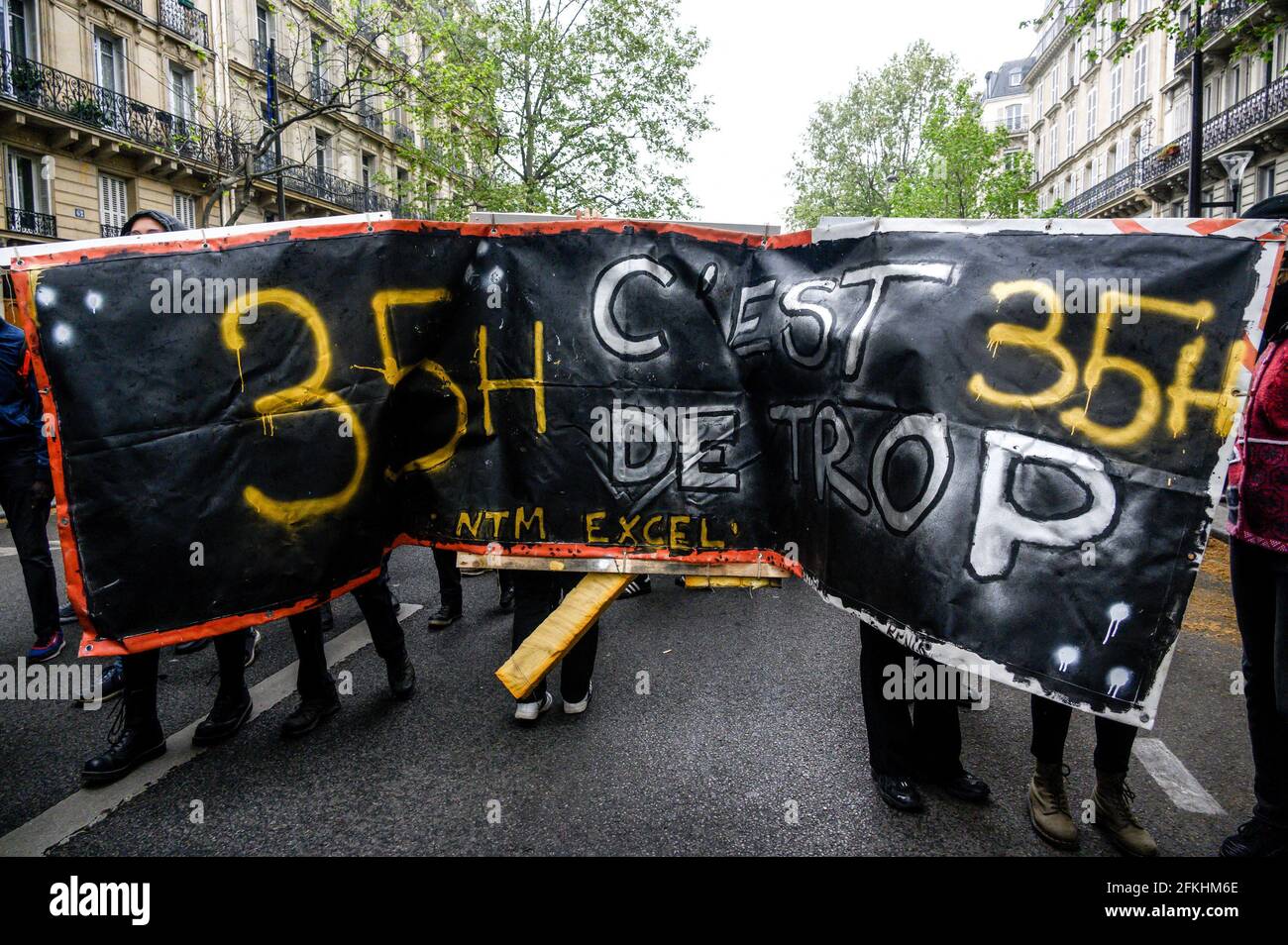 Parigi, Francia. 1 maggio 2021, proteste per la festa del lavoro il 1 maggio 2021 a Parigi, Francia. Ogni anno il giorno di maggio è usato per segnare la lotta per i diritti dei lavoratori, con i sindacati e le associazioni che convergono nelle strade ed è stato anche preso come un giorno di marcia dai gruppi di destra francesi. Foto di Kelly Linsale /BePress/ABACAPRESS.COM Foto Stock