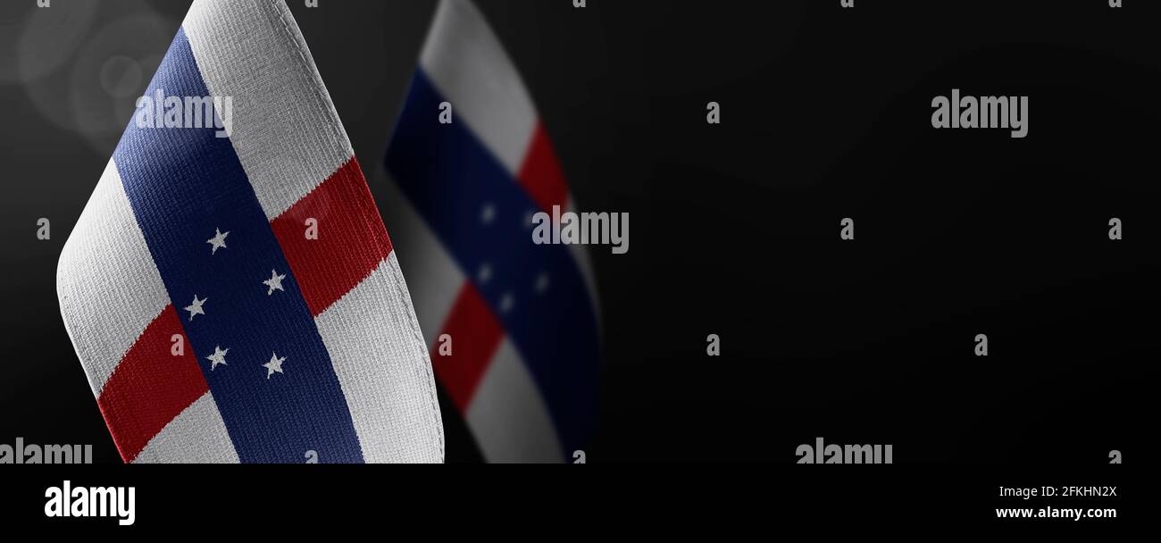 Piccole bandiere nazionali delle Antille Olandesi su sfondo scuro Foto Stock
