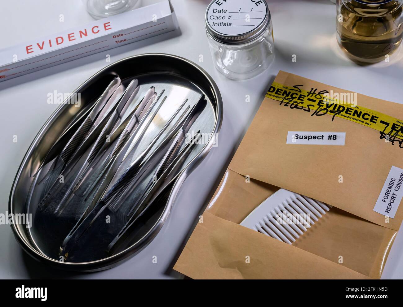 sacchetto di prova con pettine da un caso di omicidio, immagine concettuale Foto Stock