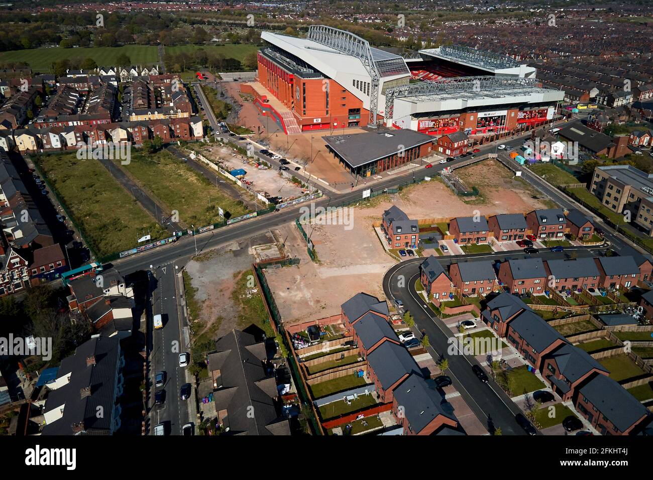Vista aerea di Anfield che mostra lo stadio in un ambiente urbano circondato da case residenziali Foto Stock