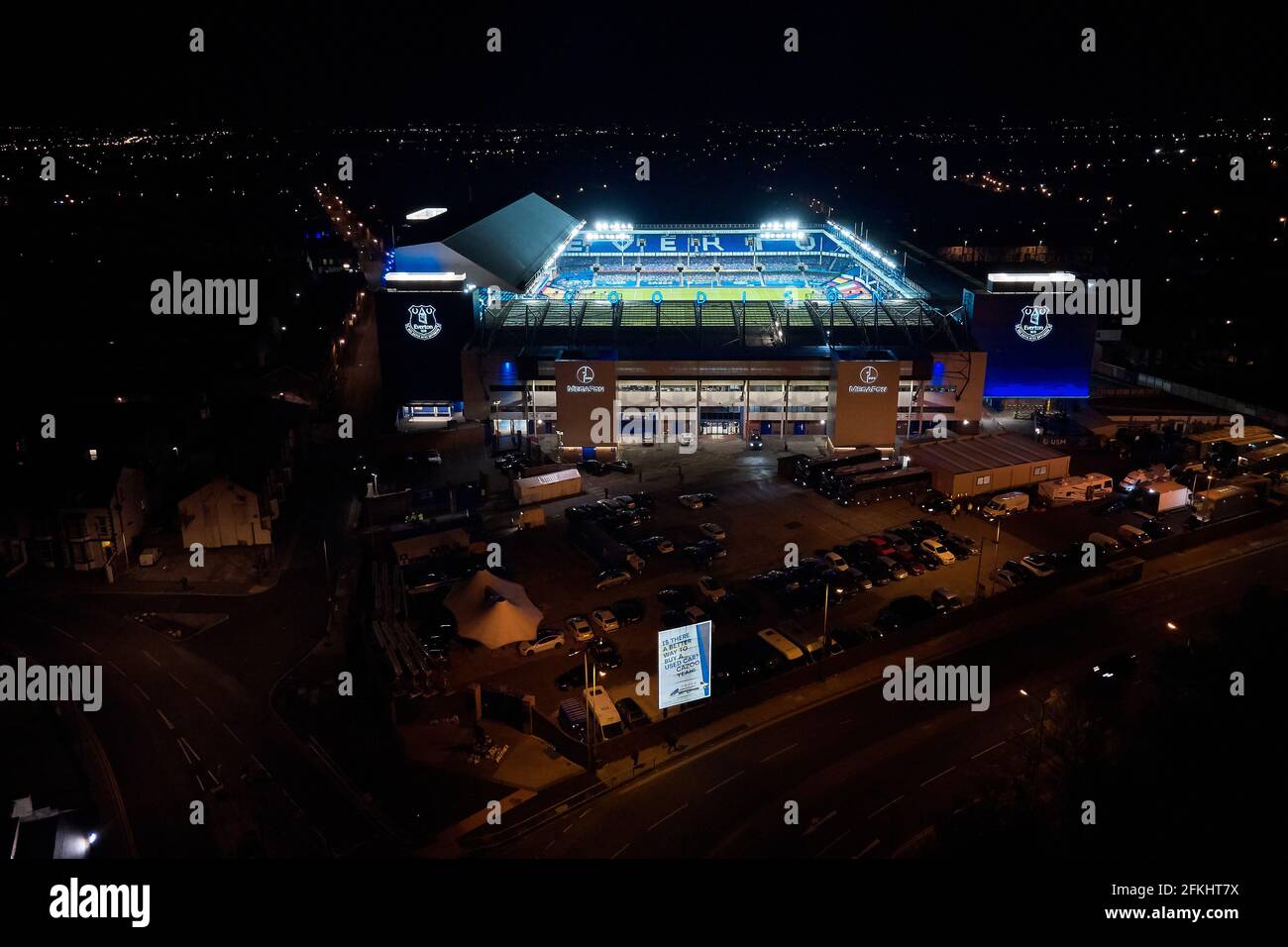 Una vista generale del Goodison Park di notte con i riflettori accesi dopo una partita di calcio che mostra lo stadio nella sua ambientazione urbana Foto Stock