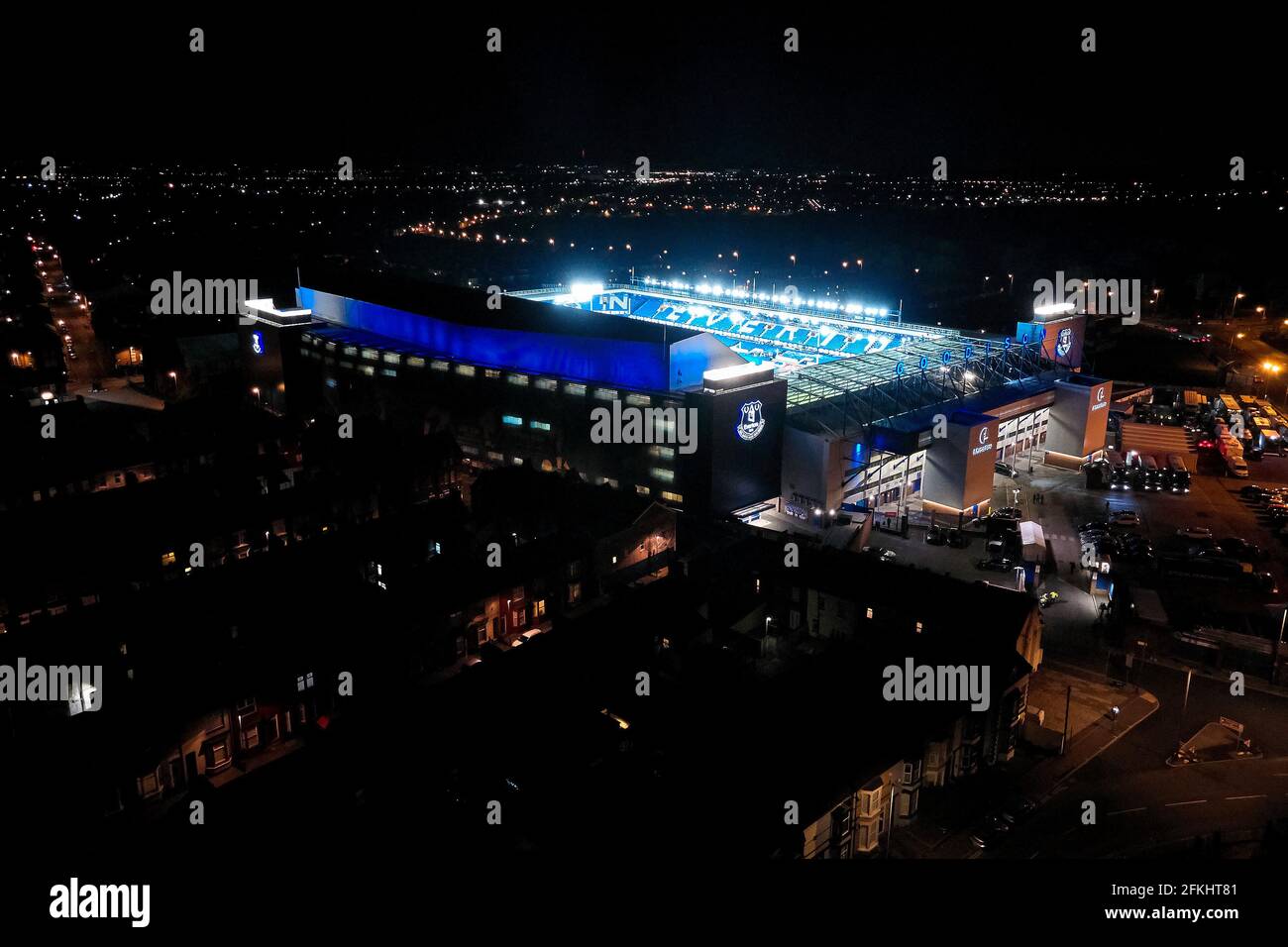 Una vista generale del Goodison Park di notte con i riflettori accesi dopo una partita di calcio che mostra lo stadio nella sua ambientazione urbana Foto Stock