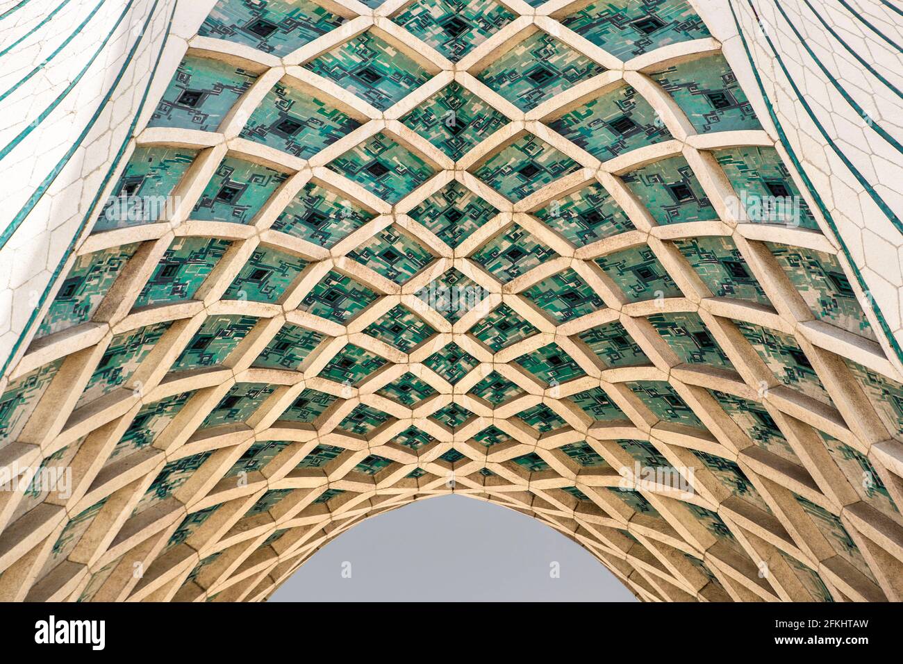 La Torre Azadi, precedentemente conosciuta come la Torre Shahyad, è un monumento che si trova in Piazza Azadi a Teheran, Iran. È uno dei punti di riferimento di Teheran Foto Stock