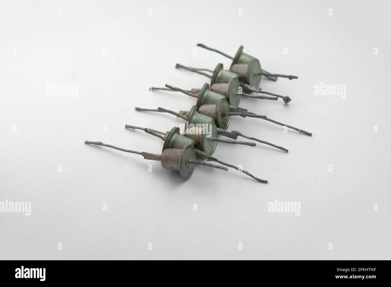 fila di diodi raddrizzatori a media potenza. Componenti elettronici vintage con cavi lunghi per il montaggio e la combinazione Foto Stock
