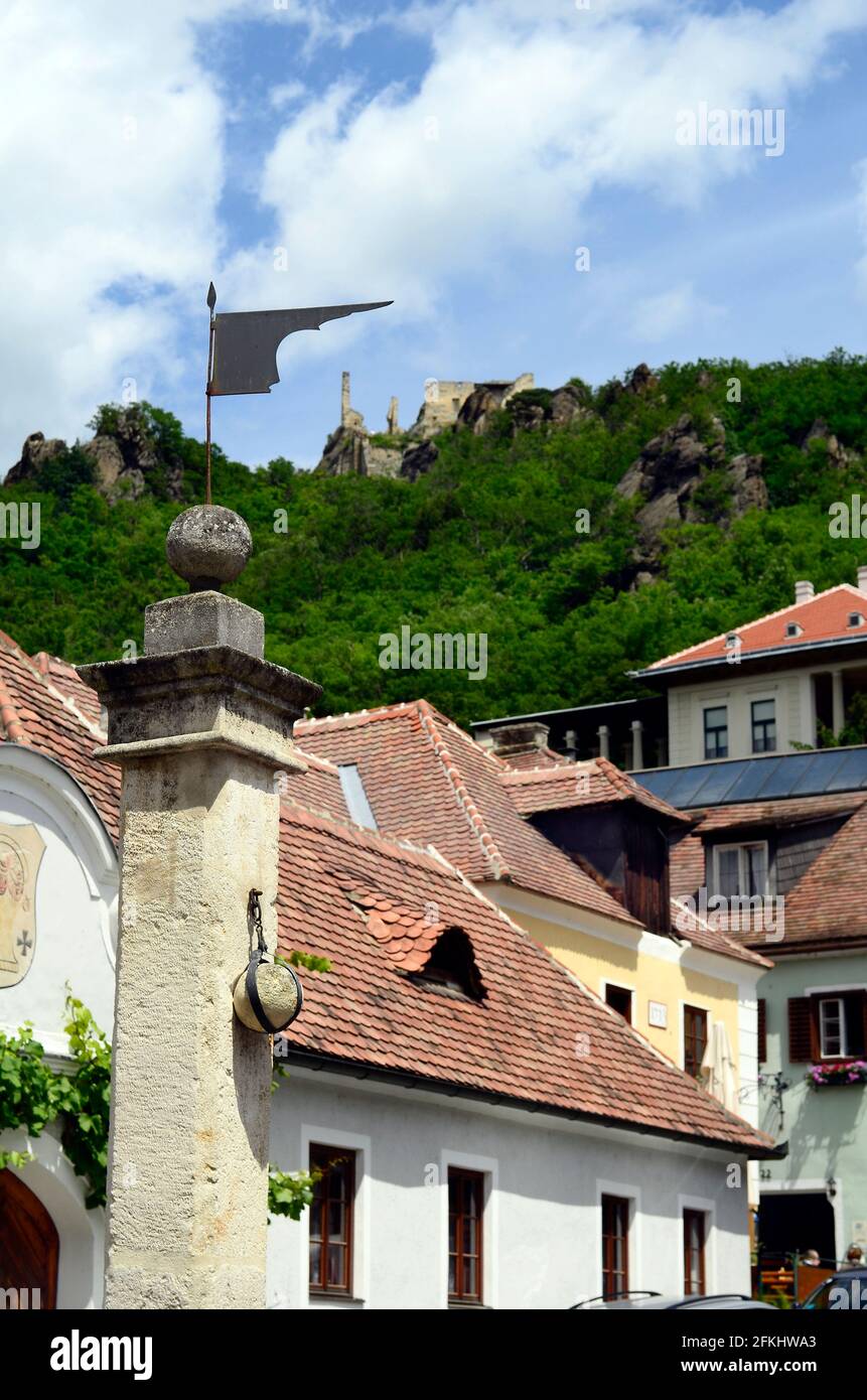 Austria, pilastro medievale e rovina di Duernstein dove il re inglese Richard il Lionheart è stato imprigionato nel sito patrimonio dell'umanità dell'UNESCO di Danu Foto Stock
