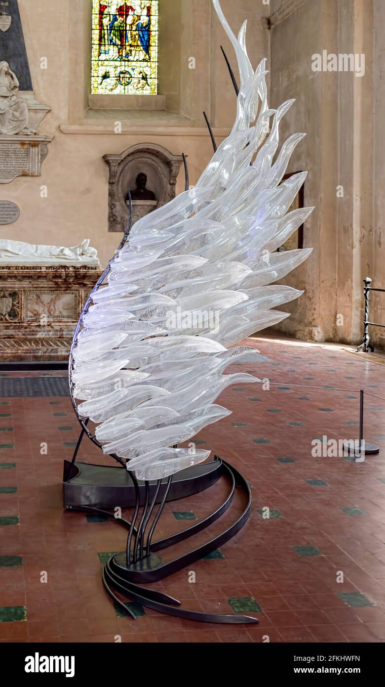 Angel Wings Solace scultura in vetro Covid 19 Memorial St. Albans Cathedral, Herts UK - singolo vetro soffiato angelo ala vista laterale Foto Stock