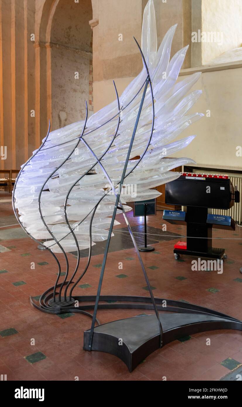 Angel Wings Solace scultura in vetro Covid 19 Memorial St. Albans Cathedral, Herts UK - ala ad angelo singolo che mostra la struttura in acciaio Foto Stock