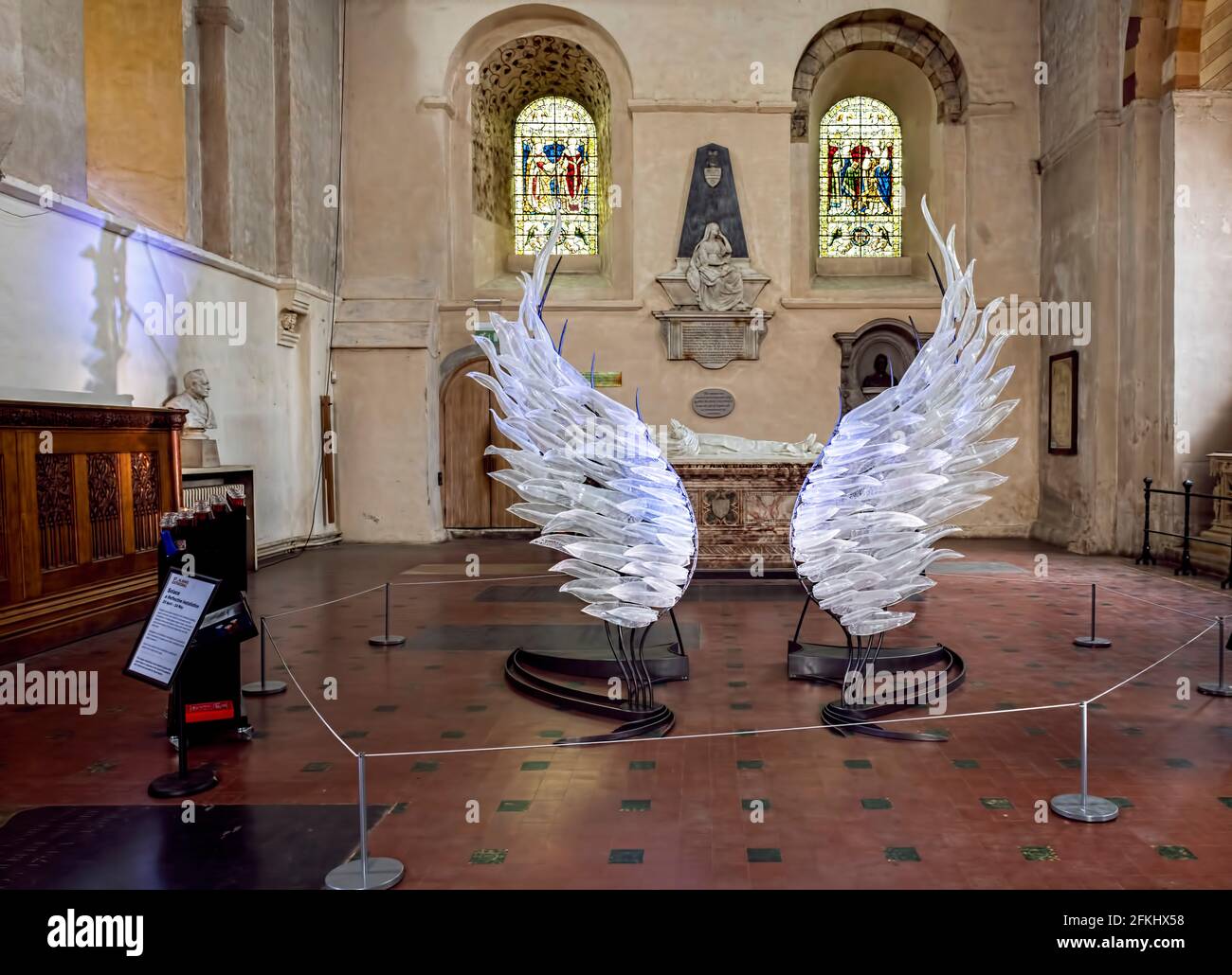 Angel Wings Solace scultura in vetro Covid 19 esposizione commemorativa St. Albans Cathedral, Herts UK Foto Stock