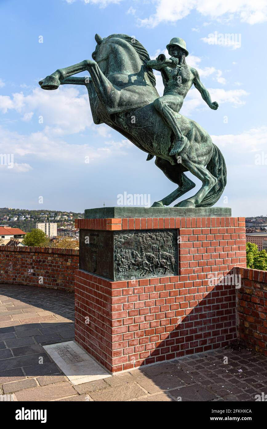 Un memoriale equestre della prima guerra mondiale che commemora il secondo reggimento di hussar transilvano nel quartiere del Castello di Buda Foto Stock