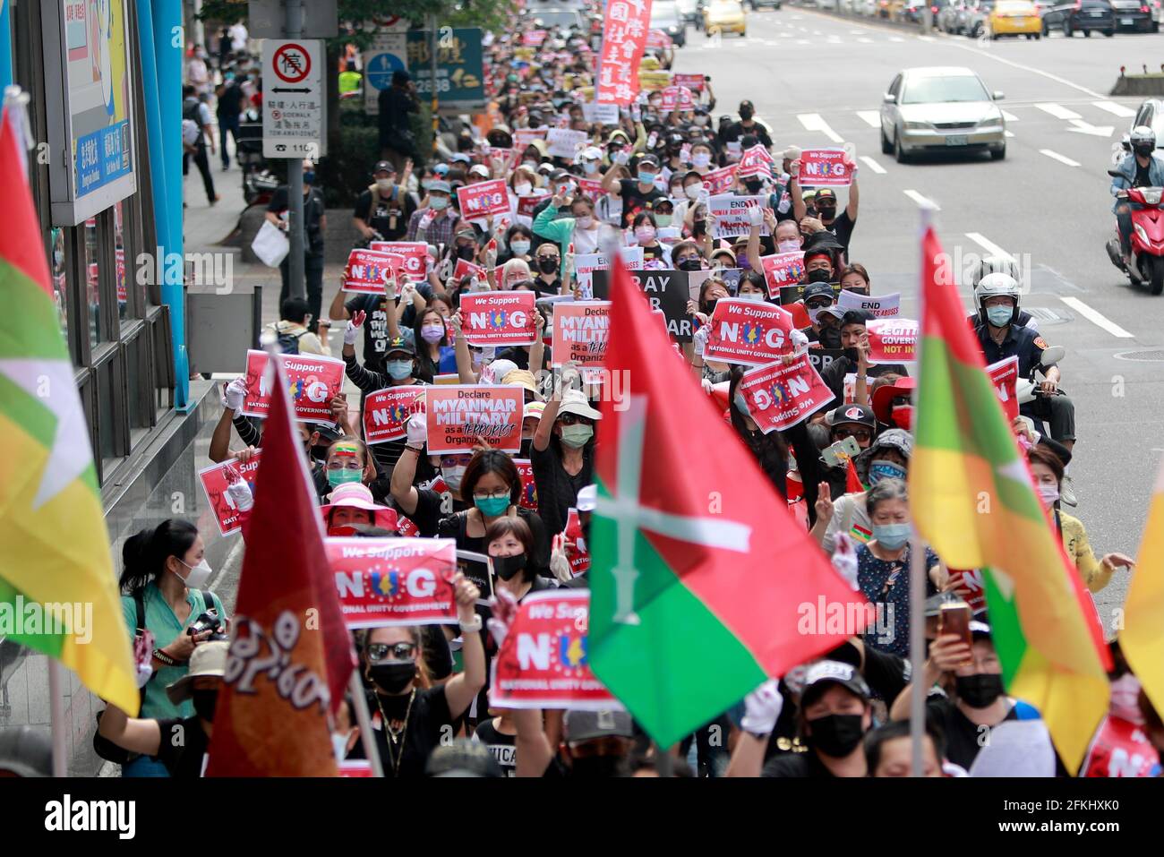 2 maggio 2021, Taipei, Taipei, Taiwan: Vicino mille birmani detengono ritratti di Aung San Suu Kyi, flash un saluto a tre dita, onda bandiere Myanmar e slogan canto nei pressi del Taipei 101 edificio il durante una dimostrazione contro il colpo di stato militare in corso e la dittatura in Myanmar. Il gruppo chiede maggiore attenzione alla situazione da parte della comunità internazionale, compresi i paesi ASEAN, e si fa solidale con i manifestanti favorevoli alla democrazia, a seguito di una serie di uccisioni arbitrarie e arresti della Lega nazionale per la democrazia Aung San Suu Kyi, funzionari e manifestanti da parte dell'esercito AC Foto Stock