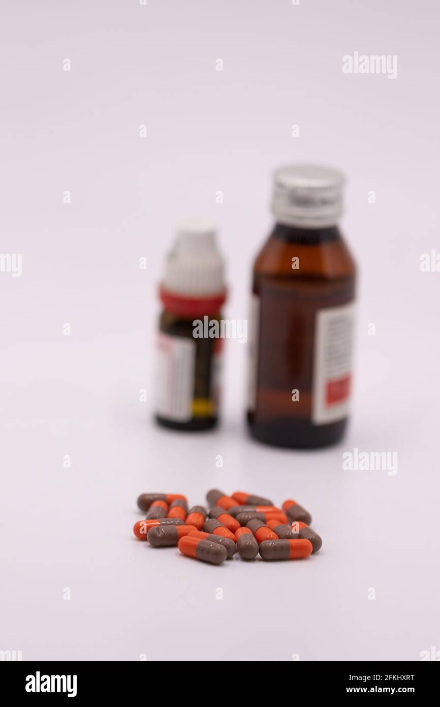 Una capsula rossa e nera con i flaconi di medicinale conservati lo sfondo Foto Stock