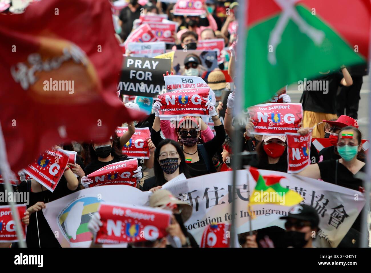 2 maggio 2021, Taipei, Taipei, Taiwan: Vicino mille birmani detengono ritratti di Aung San Suu Kyi, flash un saluto a tre dita, onda bandiere Myanmar e slogan canto nei pressi del Taipei 101 edificio il durante una dimostrazione contro il colpo di stato militare in corso e la dittatura in Myanmar. Il gruppo chiede maggiore attenzione alla situazione da parte della comunità internazionale, compresi i paesi ASEAN, e si fa solidale con i manifestanti favorevoli alla democrazia, a seguito di una serie di uccisioni arbitrarie e arresti della Lega nazionale per la democrazia Aung San Suu Kyi, funzionari e manifestanti da parte dell'esercito AC Foto Stock