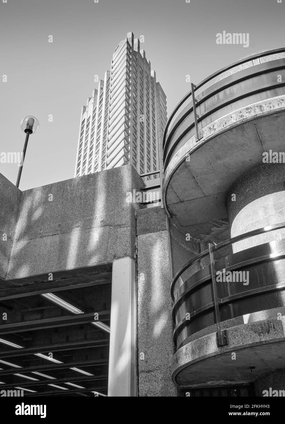 Immagine monocromatica del Barbican, Londra, Inghilterra Foto Stock